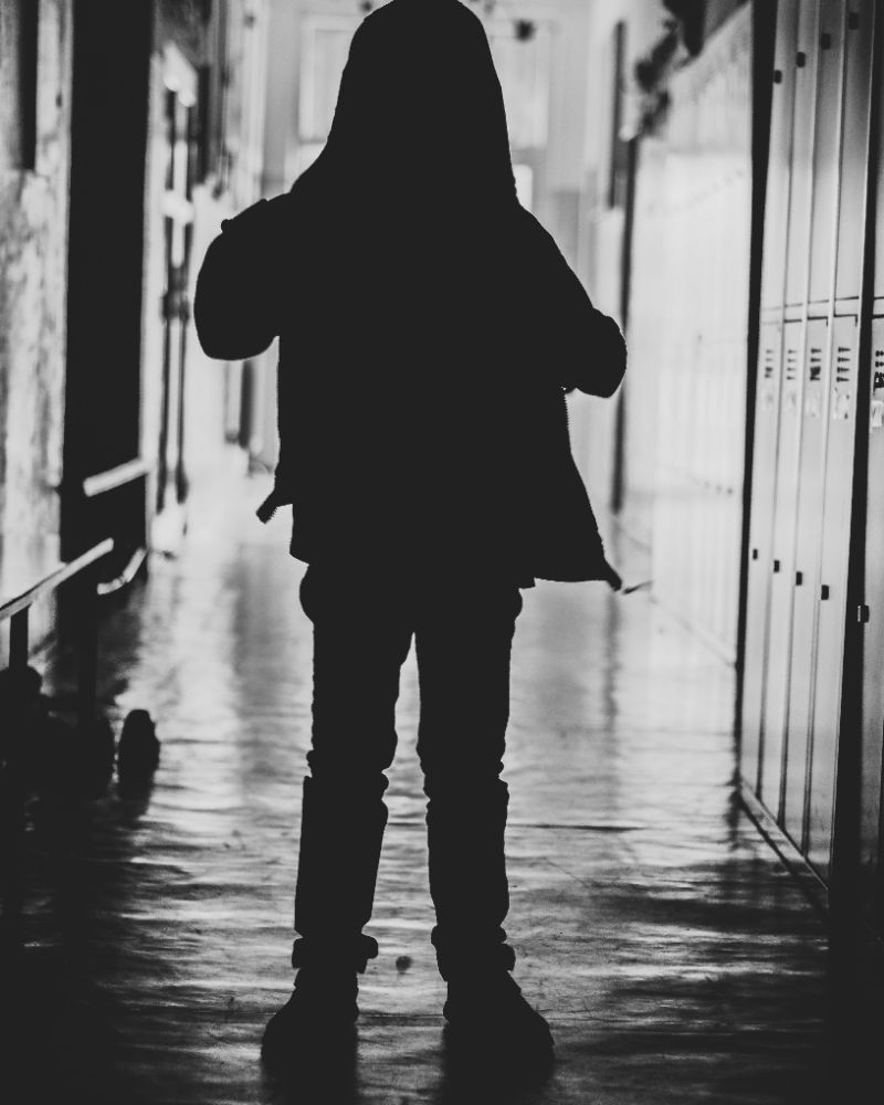 Nachgestellte Szene: Silhouette einer Jugendlichen in einem Schulgang